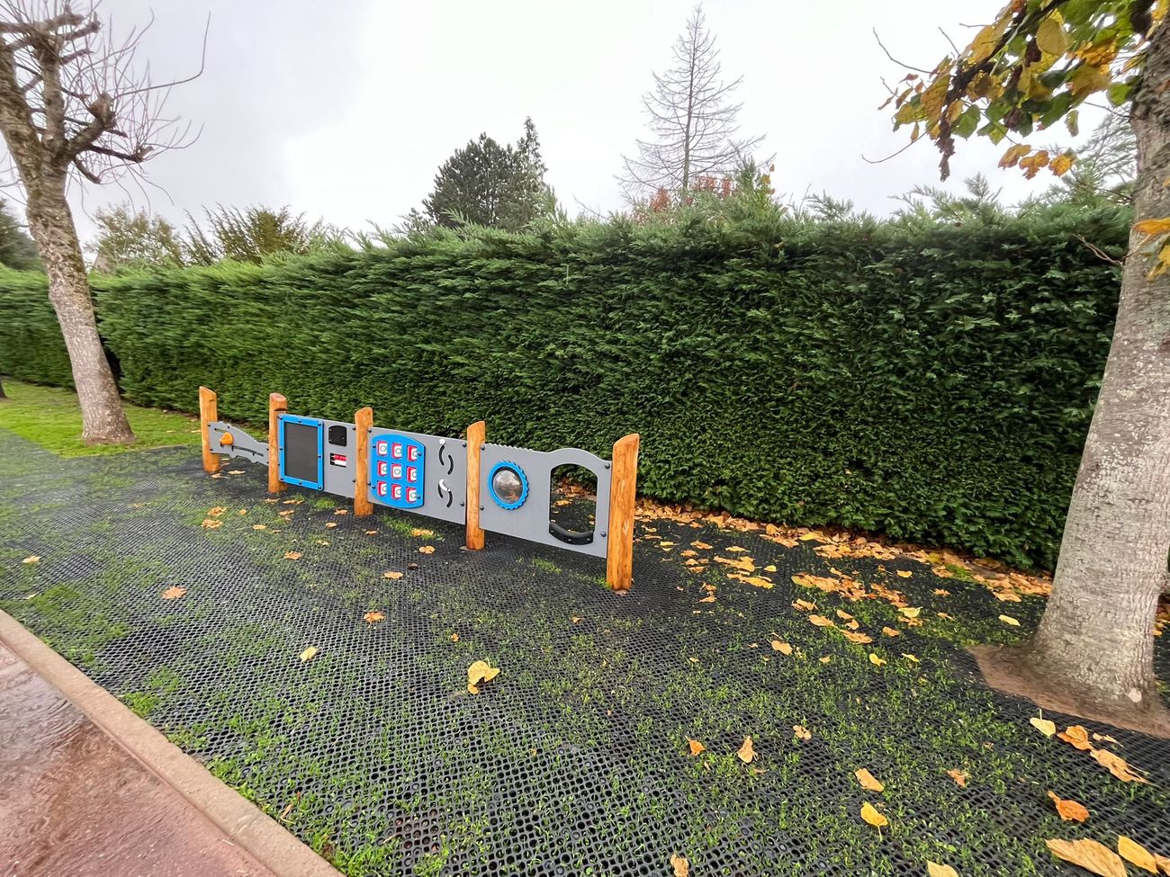 Cabane de jeux posée sur dalles alvéolées AlvéoJeux, sol amortissant conforme EN 1177