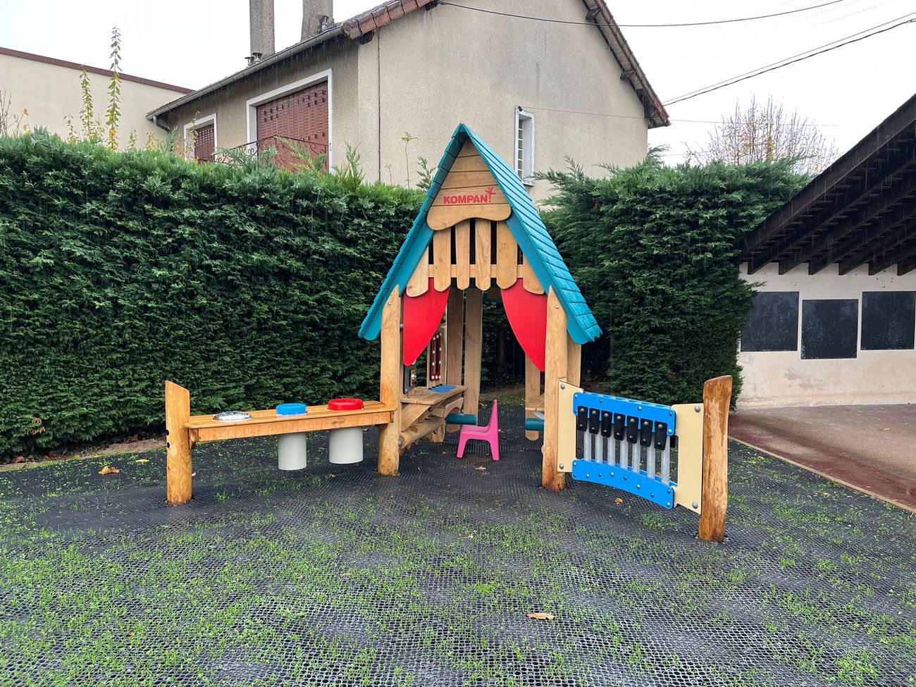 Chantier réel de dalles AlvéoJeux : le gazon pousse à travers les alvéoles