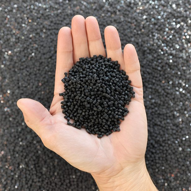 Granulat de PVC recyclé à 98 % utilisé pour fabriquer les dalles AlvéoJeux