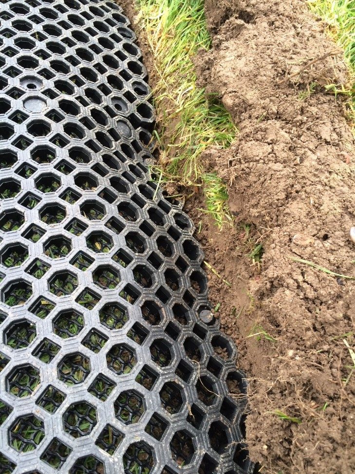 Détail de pose des dalles AlvéoJeux en PVC recyclé en bordure de zone