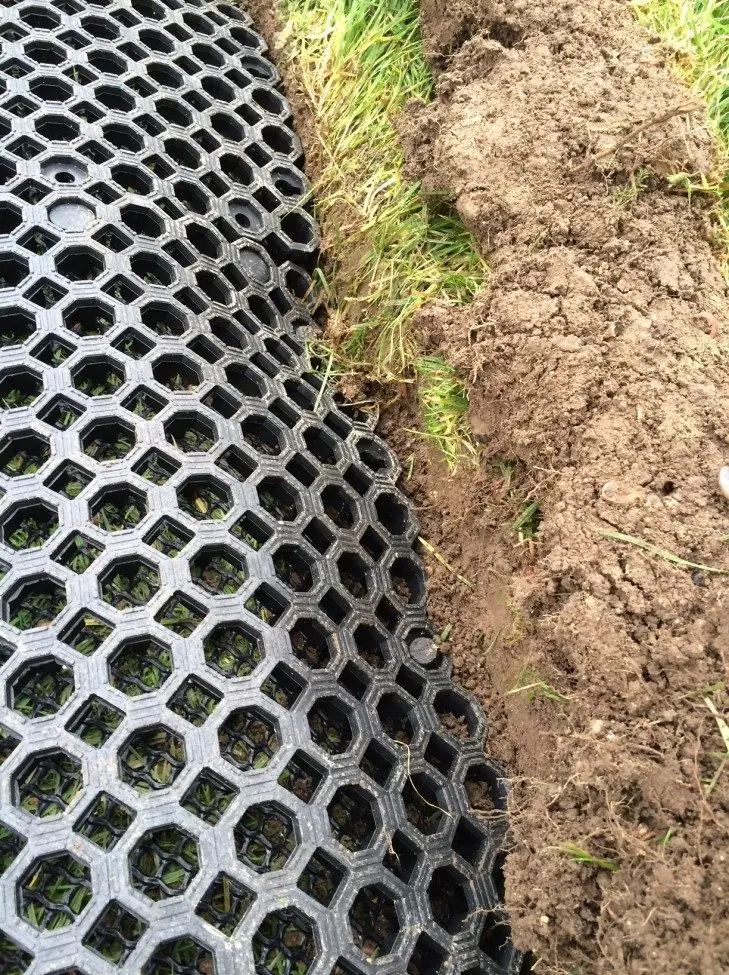 Détail de pose des dalles AlvéoJeux en PVC recyclé en bordure de zone