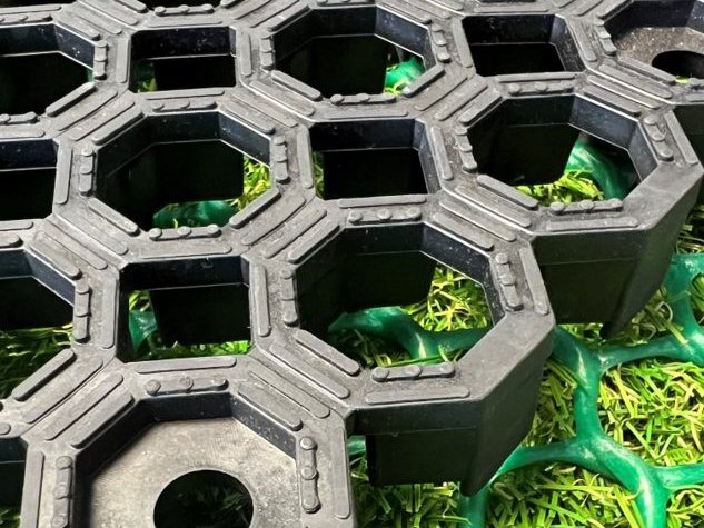 Texture alvéolée antidérapante de la dalle AlvéoJeux en PVC recyclé
