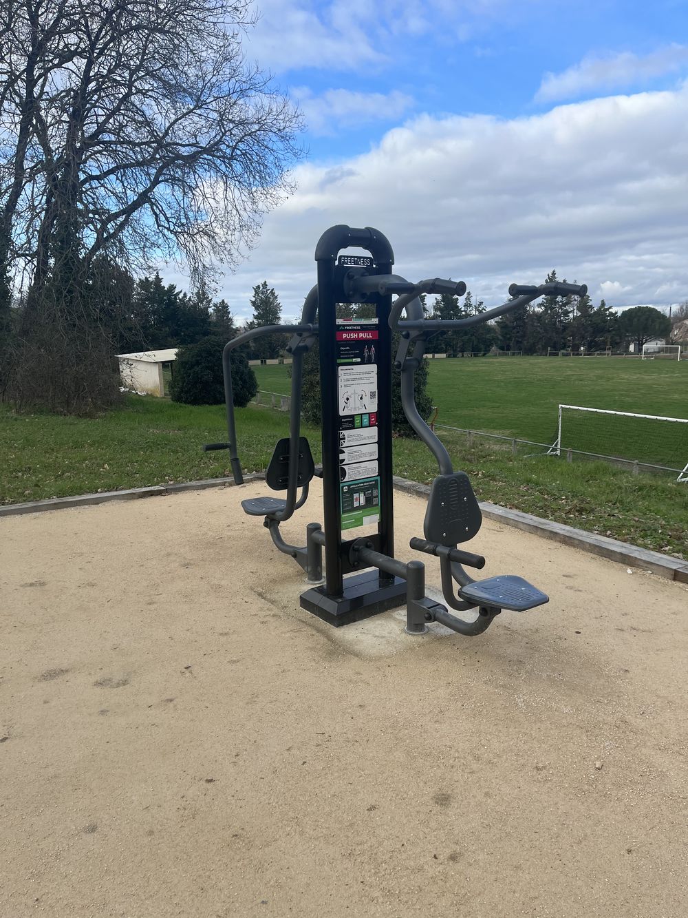Équipements fitness en accès libre installés autour du lac de Rabastens dans le Tarn
