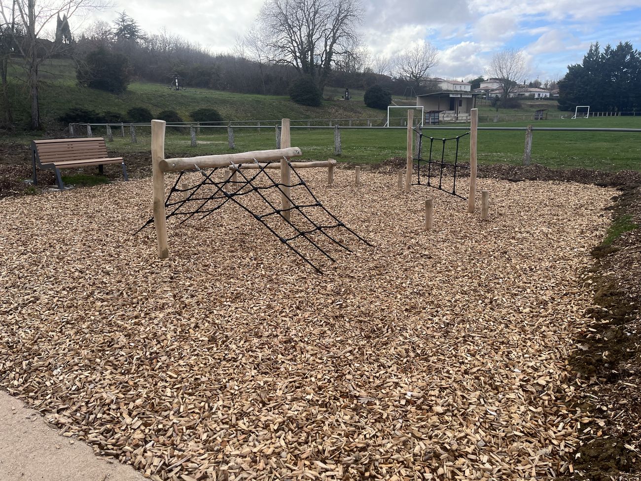 Plaine de jeux de Bourg-Saint-Bernard : jeux d'équilibre et de grimpe installés par Nature Équipements
