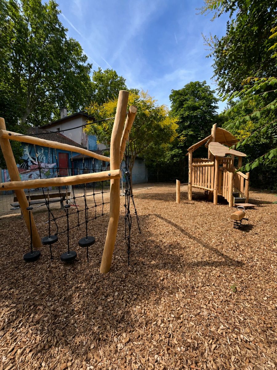 Aire de jeux Jardin Sauvage à Toulouse, jeux en bois Kompan réalisés dans le cadre du marché cadre