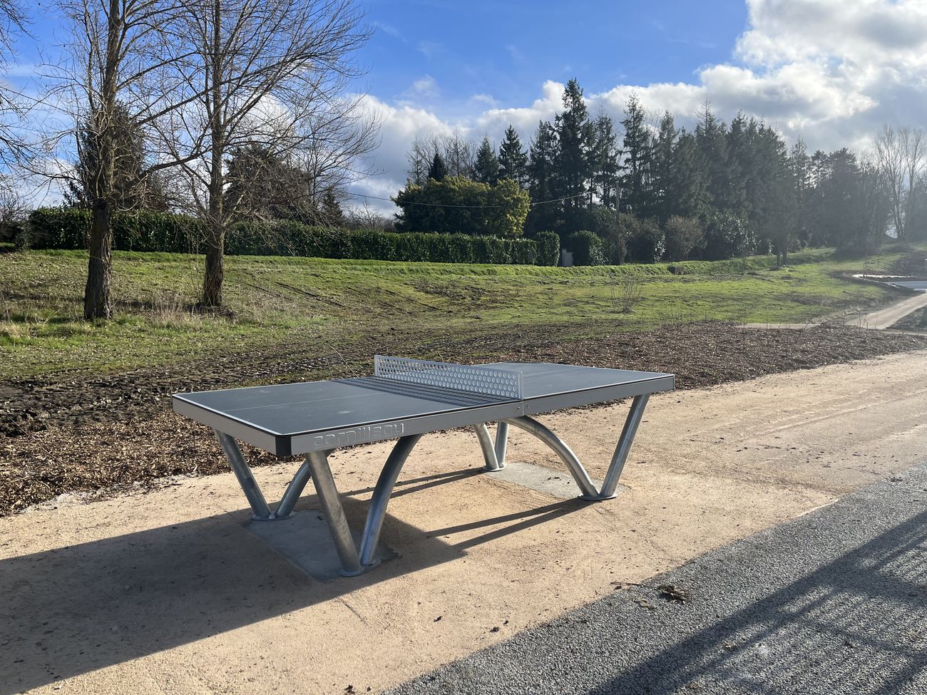 Table de ping-pong d'extérieur en accès libre dans un espace public